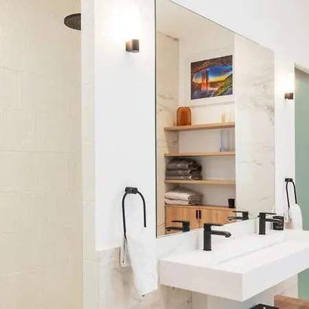 Luxury High End In The Heart Of Apartment *